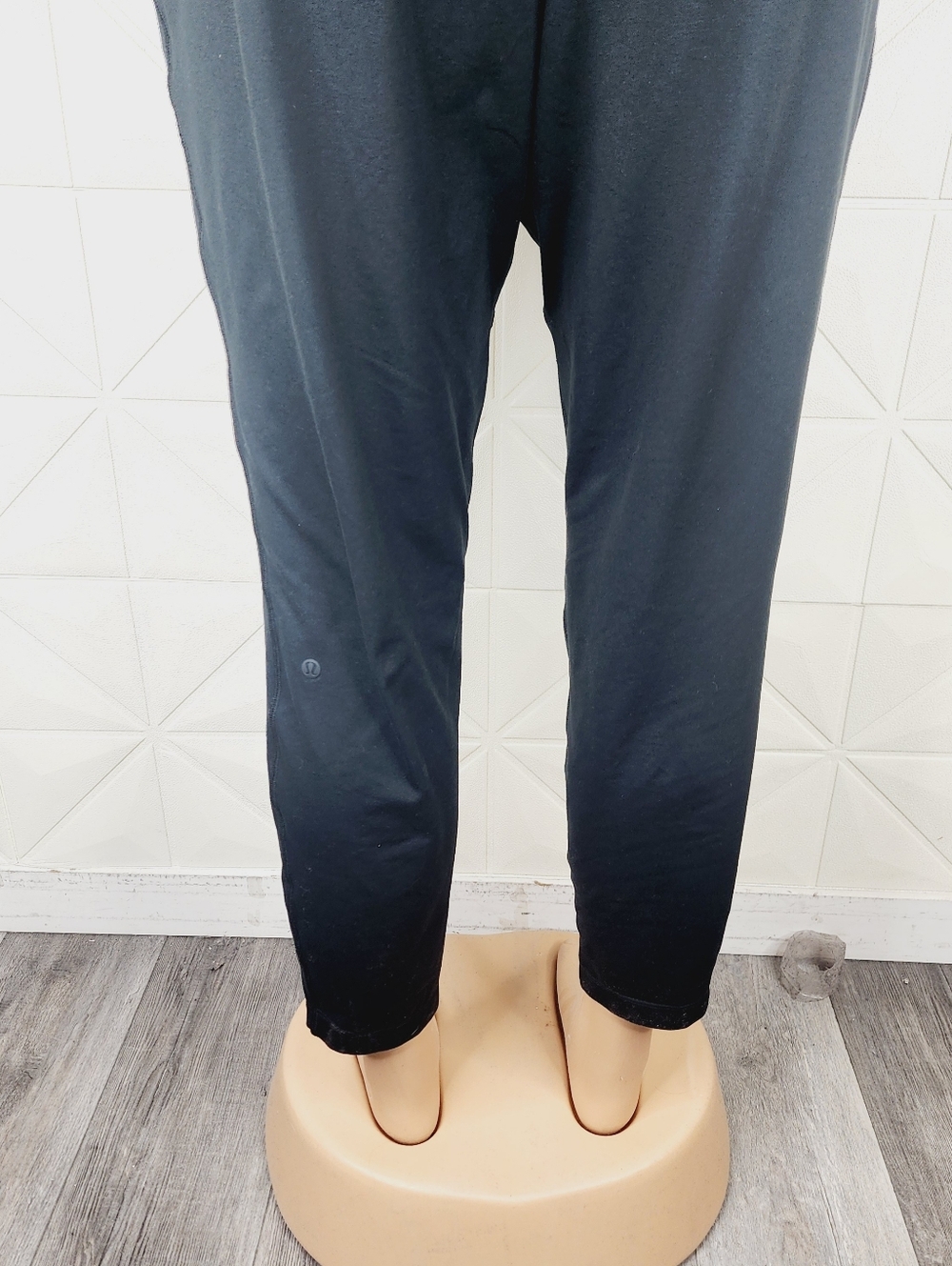 lululemon athletica Men's Black Elastic Drawstring Joggers - Picture 5 of 6